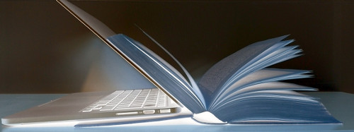 Buch und Laptop